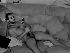 Spycam, homem batendo punheta e assistindo porno brasileiro.