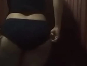 video casero real de sexy latina quitandose todo. tetas grandes naturales al aire