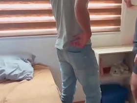 Joven estudiante entrega su culito a cambio de mejorar sus calificaciones
