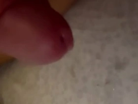 Alikat2 spunks her hand