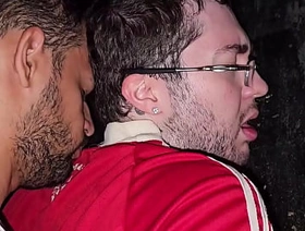 Nerd gay sendo usando por dois ativos no box de um cinema pornô gay - COMPLETO NO RED