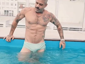 BRASILEIRO XL ENCONTRÉ EN LA PISCINA DE MÍ EDIFICIO UN DADDY DELICIOSO Y ME DEJÓ SUS MECOS EN MI AGUJERO