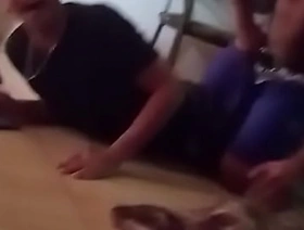 Negro fode primo branquinho em casa de amigos com ele assistindo